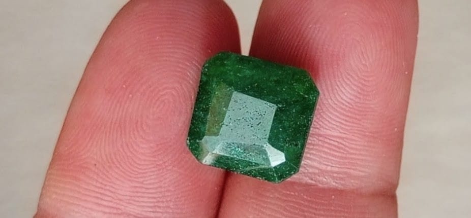 Beautiful 5.50 Ct Natural Emerald - Image 4